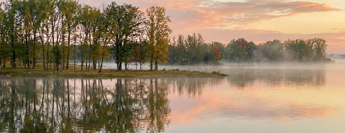 Discover the best flies, locations, and tactics for Mosquito Lake bass fly fishing Ohio. Learn how to catch trophy largemouth in this weedy paradise.
