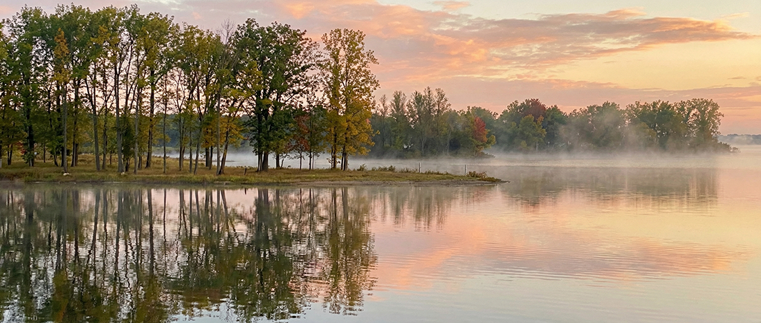 Discover the best flies, locations, and tactics for Mosquito Lake bass fly fishing Ohio. Learn how to catch trophy largemouth in this weedy paradise.
