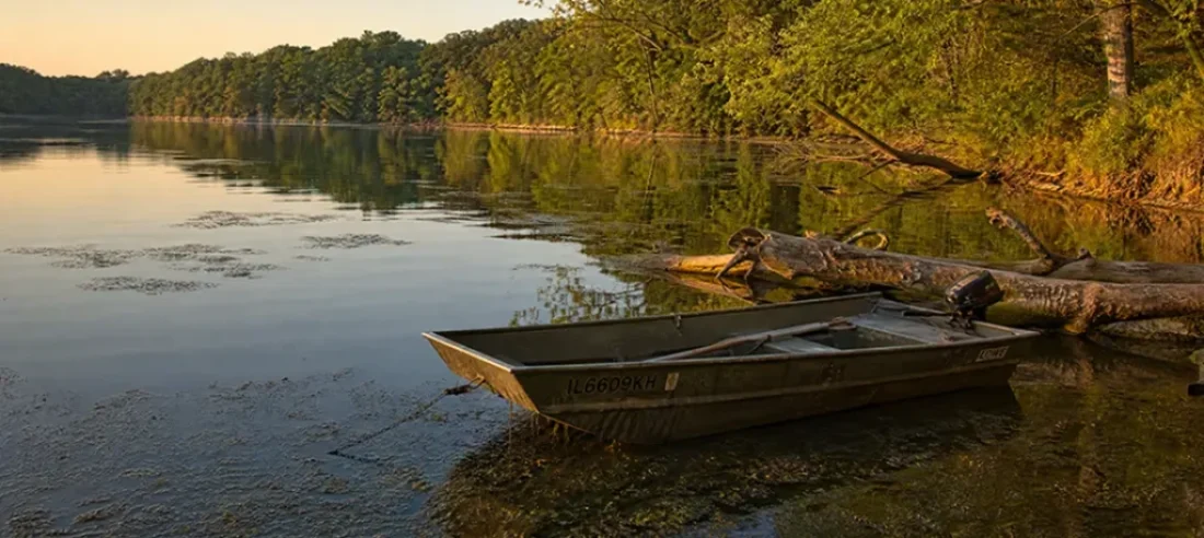 Chase trophy bull bluegill on the fly across Illinois, Ohio & Missouri. Top lakes, popper tactics, and gear from Capt. Grumpy at Saltwateronthefly.com.